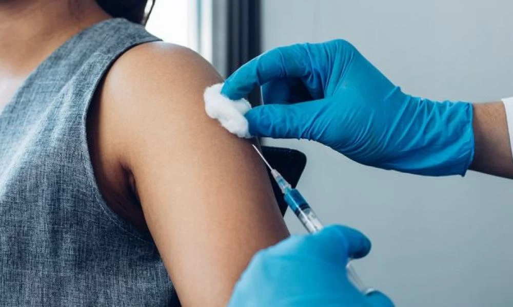 Γαλλία: Πρόσβαση στον εμβολιασμό για όλο τον ενήλικο πληθυσμό